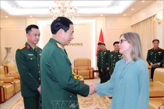 Le général Phan Van Giang, ministre de la Défense, et Stefanie Beck, vice-ministre canadienne de la Défense. Photo: VNA