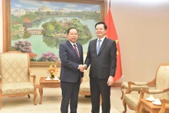 Le vice-Premier ministre vietnamien Mai Van Chinh (droite) et le ministre cambodgien des Cultes et des Affaires religieuses, Chay Borin. Photo: baochinhphu.vn