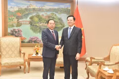 Le vice-Premier ministre vietnamien Mai Van Chinh (droite) et le ministre cambodgien des Cultes et des Affaires religieuses, Chay Borin. Photo: baochinhphu.vn