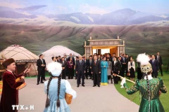 Le leader du Parti Tô Lâm et son épouse se rendent au village ethnique « Huns » au Kazakhstan. Photo: VNA