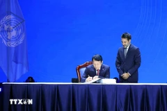 Le ministre vietnamien de la Sécurité publique, Luong Tam Quang, signe la Convention des Nations Unies contre la cybercriminalité. Photo: VNA