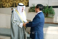 Le Premier ministre koweïtien Sheikh Ahmad Abdullah Al-Ahmad Al Sabah (gauche) accueille son homologue vietnamien Pham Minh Chinh. Photo: VNA