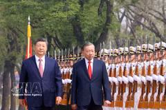 Les deux haut dirigeants du Vietnam et de Chine lors de la cérémonie d'accueil officielle à Pékin. Photo: VNA