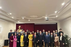 Les personnels des deux ambassades du Vietnam et du Laos en France. Photo: VNA