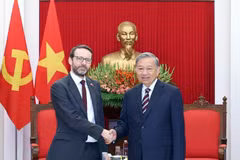 Le secrétaire général du Parti, Tô Lâm (droite) et l’ambassadeur du Royaume-Uni au Vietnam, Iain Frew. Photo: VNA