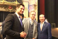 Le ministre-président de Wallonie Adrien Dolimont, le Premier ministre belge Bart De Wever et l'ambassadeur nguyên Van Thao. Photo: VNA