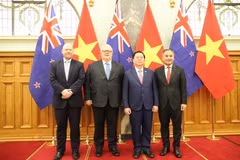 Le président du Parlement néo-zélandais, Gerry Brownlee et Nguyên Trong Nghia, secrétaire du Comité central (CC) du Parti et chef de la Commission de la sensibilisation et de l’éducation du CC, en visite officielle en Nouvelle-Zélande. Photo: VNA