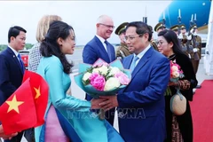 Le Premier ministre Pham Minh Chinh et son épouse à l'aéropot international de Talinn. Photo: VNA