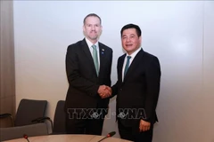 Le ministre de l'Industrie et du Commerce, Nguyên Hông Diên (droite), chef de la délégation gouvernementale chargée des négociations, et le représentant américain au Commerce, Jamieson Greer, chef de la délégation américaine de négociations. Photo: VNA