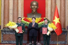Le président de la République, Luong Cuong, préside une cérémonie officielle pour remettre les décisions de promotion au grade de général de corps d’armée à deux officiers supérieurs du ministère de la Défense. Photo: VNA