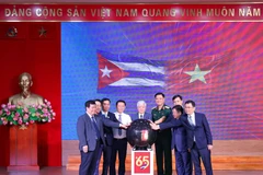 La campagne de collecte de fonds « 65 ans de solidarité Vietnam – Cuba ». Photo: VNA