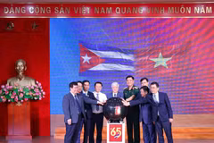 La campagne de collecte de fonds « 65 ans de solidarité Vietnam – Cuba ». Photo: VNA