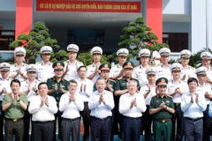 Le leader du Parti Tô Lâm, d'autres dirigeants et des officiers et soldats de la 5e Région navale de la Marine à la zone spéciale de Phu Quôc, province d'An Giang. Photo: VNA 