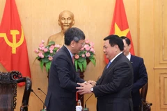 Le professeur-docteur Nguyên Xuân Thang, membre du Bureau politique, directeur de l’Académie et président du Conseil central de théorie (droite) et Tshering W. Sherpa, ambassadeur de l’Inde au Vietnam. Photo: VNA