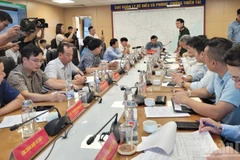 Le vice-ministre de l’Agriculture et de l’Environnement, Nguyên Hoang Hiêp, préside une réunion d’urgence afin de faire face au typhon Bualoi, la dixième tempête de cette année à frapper le Vietnam. Photo: VNA