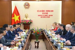 Le 13 janvier, à Hanoï, le ministre du Travail, des Invalides et des Affaires sociales, Dao Ngoc Dung, s'est entretenu avec le ministre finlandais des Affaires économiques et de l'Emploi, Arto Olavi Satonen. Photo: VietnamPlus