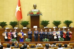 Le secrétaire général du Parti, Tô Lâm, le Premier ministre, Pham Minh Chinh, le président de l'Assemblée nationale, Trân Thanh Mân, ainsi que les autres dirigeants du Parti et de l'État offrent des fleurs aux vice-Premiers ministres, ministres et présidents de Commissions de l'Assemblée nationale. Photo: VNA