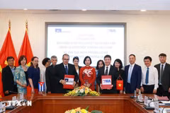 Le président de l’agence de presse Prensa Latina, Luis Enrique Gonzalez Acosta, et le rédacteur en chef du Vietnam Illustré, Nguyên Thang, signent un accord de coopération pour la publication et la diffusion du Vietnam Illustré en langue espagnole, le 25 septembre 2023. Photo: VNA