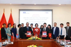 Le président de l’agence de presse Prensa Latina, Luis Enrique Gonzalez Acosta, et le rédacteur en chef du Vietnam Illustré, Nguyên Thang, signent un accord de coopération pour la publication et la diffusion du Vietnam Illustré en langue espagnole, le 25 septembre 2023. Photo: VNA