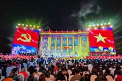 Le programme artistique « 95 ans - La lumière éclaire le chemin », tenu sur la place de la Révolution d'Août à Hanoï, à l'occasion du 95ᵉ anniversaire de la fondation du Parti communiste du Vietnam (PCV). Photo: VNA