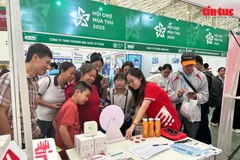 Selon le comité d’organisation de la Foire d’Automne 2025, le montant total des dons collectés en faveur des populations sinistrées par les inondations s’élevait, à 22h00 le 28 octobre 2025, à 211.436.938 dôngs. Phôt: VNA