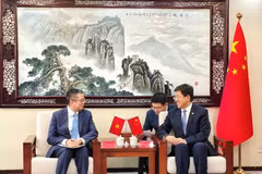 L’ambassadeur du Vietnam en Chine, Pham Thanh Binh (gauche) et le premier secrétaire du Comité central de la Ligue de la jeunesse communiste chinoise, A Dong. Photo: VNA
