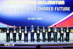 Le Premier ministre Pham Minh Chinh, les dirigeants de l'ASEAN et et du Timor-Leste signent la Déclaration de Kuala Lumpur ASEAN 2045 "Notre avenir commun". Photo: VNA
