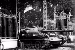 Le 30 avril, à 10h45, des tanks heurtèrent à la porte de fer du Palais d'Indépendance de l'administration fantoche de Sài Gon. photo: VNA