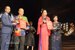 La consule générale du Vietnam à Hong Kong et Macao (Chine), Lê Duc Hanh et l’ambassadrice culturelle vietnamienne auprès de l’AAFF, Mai Thu Huyên