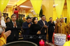 Les dirigeants rendent hommage au vénérable Thich Tri Tinh. Photo: VNA