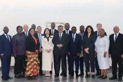 La vice-ministre des Affaires étrangères (AE), Le Thi Thu Hang, et les ambassadeurs non résidents. Photo: ministère vietnamien des Affaires étrangères