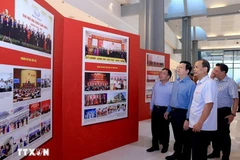 Dans la matinée du 11 octobre, le vice-Premier ministre Mai Van Chinh a inspecté les préparatifs des expositions en l’honneur du Congrès. Photo: VNA