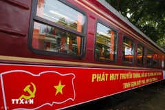 Le train touristique à deux étages “Hanoi cinq portes”. Photo: VNA