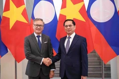 Le vice-Premier ministre et ministre des Affaires étrangères (AE), Bui Thanh Son (à droite) et le ministre lao des AE, Thongsavanh Phomvihane.