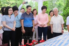 Vu Viêt Trang, directrice générale de l’Agence vietnamienne d’Information (VNA) (3e à droite) , présente le site à des anciens dirigeants de l’agence à travers les différentes époques. Photo: VNA