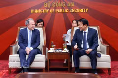 Le général Luong Tam Quang, membre du Bureau politique, ministre de la Sécurité publique (droite) et Daniel Rosen, directeur exécutif du groupe Rosen Partners (États-Unis). Photo: VNA