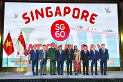 Le vice-Premier ministre Nguyên Chi Dung et des délégués lors 60ᵉ anniversaire de la Fête nationale de Singapour. Photo: VGP