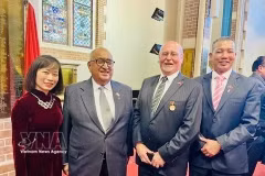 Le président par intérim de l’Association d’amitié Nouvelle-Zélande-Vietnam (NZVFA), Anand Satyanand (deuxième à gauche). Photo: VNA