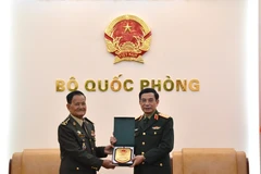 Le général Phan Van Giang, membre du Bureau politique, secrétaire adjoint de la Commission militaire centrale, ministre de la Défense (droite) et le général Prum Din secrétaire d'État au ministère cambodgien de la Défense. Photo: qdnd.vn
