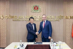 Le général Luong Tam Quang, ministre de la Sécurité publique (gauche) et le vice-Premier ministre et ministre du Numérique de la République de Pologne, Krzysztof Gawkowski. Photo: cand.com.vn