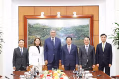 Phan Dinh Trac, membre du Bureau politique, secrétaire du Comité central du Parti communiste du Vietnam (PCV) et chef de la Commission des affaires intérieures du Comité central, et la délégation du Mouvement de la Gauche Unie (MIU) de la République dominicaine, conduite par son secrétaire général, Miguel Mejía. Photo: VNA
