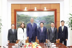 Phan Dinh Trac, membre du Bureau politique, secrétaire du Comité central du Parti communiste du Vietnam (PCV) et chef de la Commission des affaires intérieures du Comité central, et la délégation du Mouvement de la Gauche Unie (MIU) de la République dominicaine, conduite par son secrétaire général, Miguel Mejía, également ministre des Politiques d'Intégration Régionale. Photo: VNA