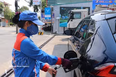La station-service Trân Phu, située dans le quartier de Nghia Lô, dans la province de Quang Ngai (Centre), assure la distribution d’essence biocarburant E10 auprès de la population locale. Photo: VNA