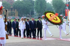 Des dirigeants rendent hommage au Président Hô Chi Minh. Photo: VNA