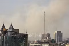 De la fumée s'élève d'un quartier résidentiel après une forte explosion à Téhéran, en Iran, le 28 février 2026. Photo: Anadolu Agency/VNA