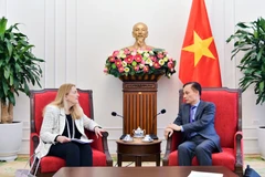 Le ministre des Affaires étrangères (AE), Lê Hoai Trung (droite) et Helene Budliger Artieda, secrétaire d’État suisse à l’économie, à la formation et à la recherche de la Suisse. Photo: Ministère vietnamien des Affaires étrangères