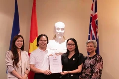 Le Consulat général du Vietnam à Perth (Australie-Occidentale) organise une cérémonie de remise de satisfecit (certificats de mérite) destinée à honorer des étudiants et bénévoles vietnamiens pour leurs contributions exceptionnelles aux activités communautaires. Photo: VNA
