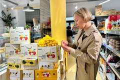 Des produits agricoles vietnamiens vendus dans un supermarché en France. Photo: VNA