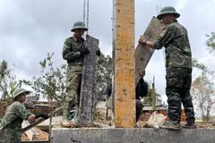 Des soldats de la Division 315 relevant de la 5e région militaire opèrent dans des conditions extrêmes. Photo: VNA