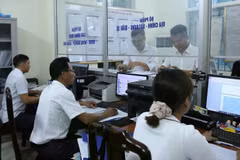 Traitement des procédures administratives au siège du Quartier de Trân Hung Dao, ville de Nam Dinh, province de Nam Dinh. Photo: VNA